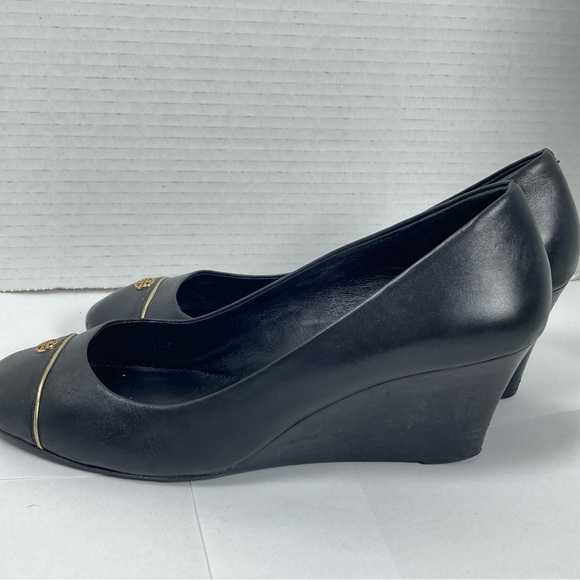 Tory Burch Women's Black Leather Cap Toe Wedge Pumps Gold Logo Tory Size 7.5M - Picture 7 of 11